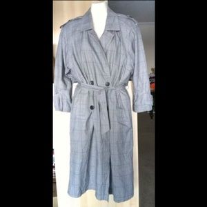 LORD & TAYLOR PETITES BLACK & WHITE TRENCH COAT